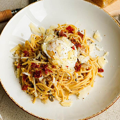 Pasta con salsa de Grana Padano jamón y huevo pochado Grana Padano